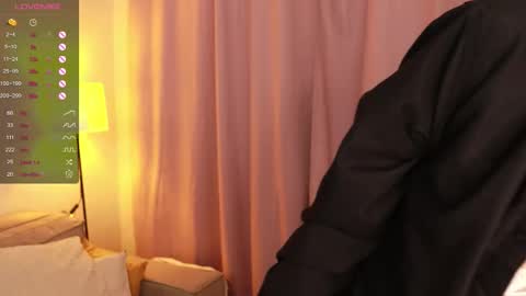 Snapshot of 17ths chatting on 11-17-25, 01:28 Leksi online show from 11-17-25, 01:28