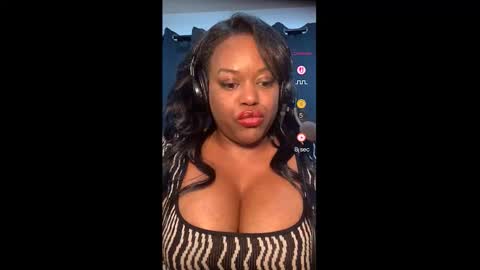 Snapshot of 1lookurhooked chatting on 02-16-26, 02:40 Lillycakes online show from 02-16-26, 02:40