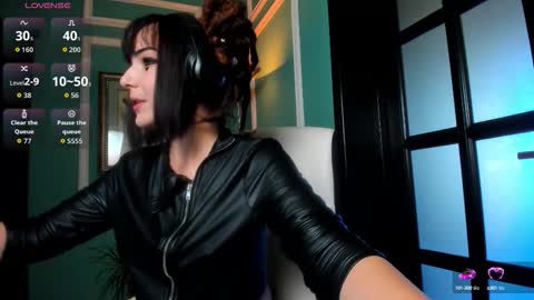 Snapshot of 1munique chatting on 10-11-25, 12:58 Moona  online show from 10-11-25, 12:58