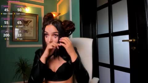 Snapshot of 1munique chatting on 10-15-25, 12:49 Moona  online show from 10-15-25, 12:49