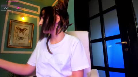 Snapshot of 1munique chatting on 10-28-25, 01:47 Moona  online show from 10-28-25, 01:47