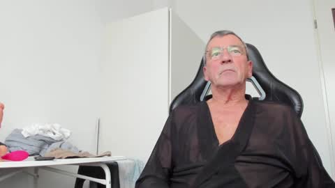 Snapshot of 200gentleman chatting on 12-10-24, 02:17 Henk online show from 12-10-24, 02:17