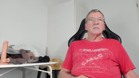 Snapshot of 200gentleman chatting on 12-13-24, 05:10 Henk online show from 12-13-24, 05:10