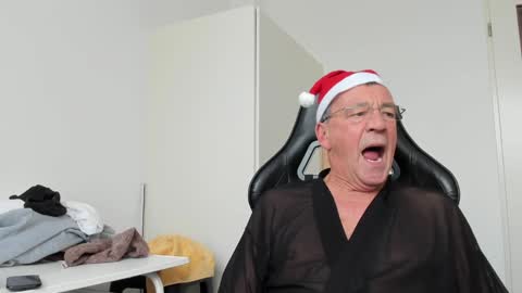 Snapshot of 200gentleman chatting on 12-14-24, 01:05 Henk online show from 12-14-24, 01:05