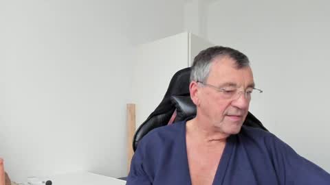 Snapshot of 200gentleman chatting on 01-01-25, 01:37 Henk online show from 01-01-25, 01:37