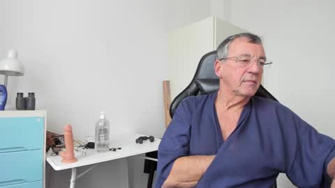 Snapshot of 200gentleman chatting on 01-06-25, 11:40 Henk online show from 01-06-25, 11:40