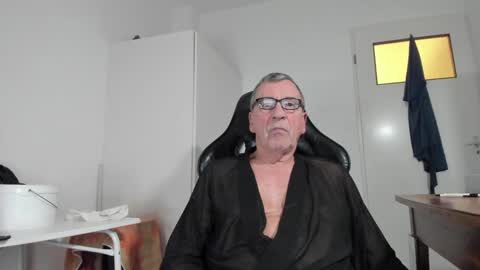 Snapshot of 200gentleman chatting on 01-19-25, 07:58 Henk online show from 01-19-25, 07:58