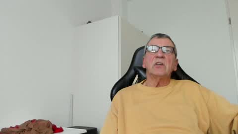 Snapshot of 200gentleman chatting on 01-22-25, 03:51 Henk online show from 01-22-25, 03:51