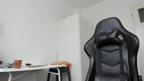 Snapshot of 200gentleman chatting on 01-28-25, 03:14 Henk online show from 01-28-25, 03:14