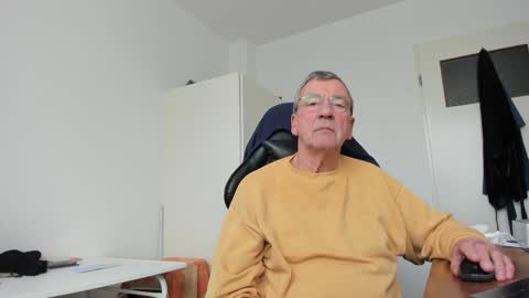 Snapshot of 200gentleman chatting on 01-30-25, 11:11 Henk online show from 01-30-25, 11:11