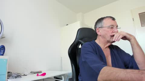 Snapshot of 200gentleman chatting on 02-02-25, 12:13 Henk online show from 02-02-25, 12:13