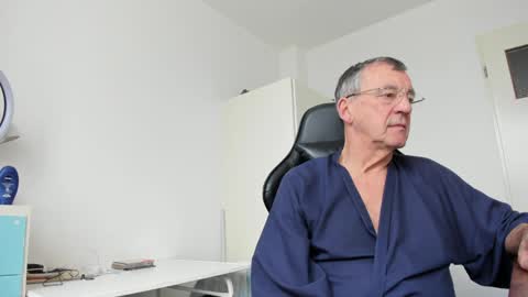 Snapshot of 200gentleman chatting on 02-04-25, 10:43 Henk online show from 02-04-25, 10:43