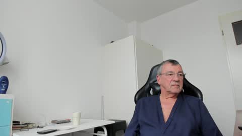 Snapshot of 200gentleman chatting on 02-04-25, 01:48 Henk online show from 02-04-25, 01:48