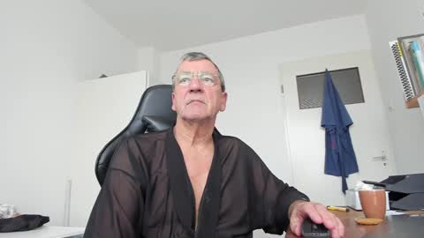 Snapshot of 200gentleman chatting on 02-06-25, 11:10 Henk online show from 02-06-25, 11:10