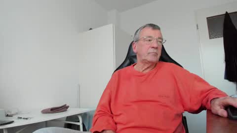 Snapshot of 200gentleman chatting on 02-06-25, 04:36 Henk online show from 02-06-25, 04:36