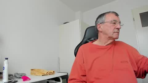 Snapshot of 200gentleman chatting on 02-10-25, 12:18 Henk online show from 02-10-25, 12:18