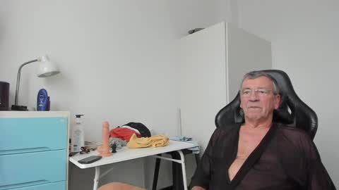 Snapshot of 200gentleman chatting on 02-10-25, 03:21 Henk online show from 02-10-25, 03:21