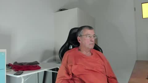 Snapshot of 200gentleman chatting on 02-12-25, 04:44 Henk online show from 02-12-25, 04:44