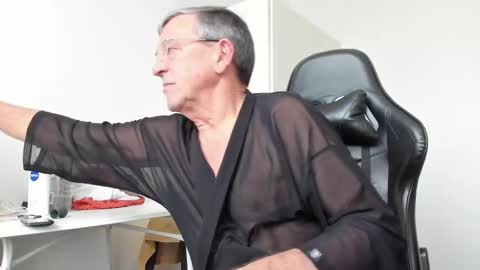 Snapshot of 200gentleman chatting on 02-14-25, 02:02 Henk online show from 02-14-25, 02:02