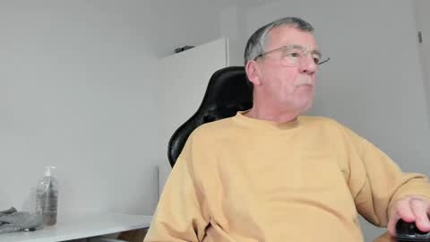 Snapshot of 200gentleman chatting on 02-16-25, 06:43 Henk online show from 02-16-25, 06:43