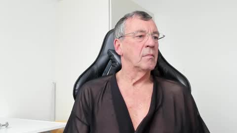 Snapshot of 200gentleman chatting on 02-22-25, 12:40 Henk online show from 02-22-25, 12:40