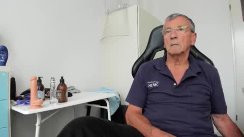 Snapshot of 200gentleman chatting on 09-09-25, 12:26 Henk online show from 09-09-25, 12:26