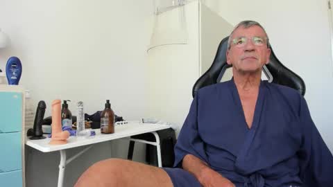 Snapshot of 200gentleman chatting on 09-13-25, 11:32 Henk online show from 09-13-25, 11:32