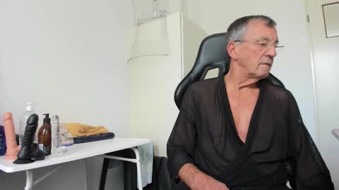 Snapshot of 200gentleman chatting on 09-30-25, 11:15 Henk online show from 09-30-25, 11:15