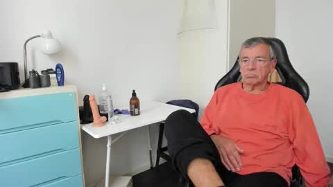 Snapshot of 200gentleman chatting on 10-09-25, 01:31 Henk online show from 10-09-25, 01:31