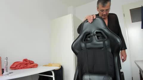 Snapshot of 200gentleman chatting on 10-14-25, 12:17 Henk online show from 10-14-25, 12:17