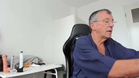 Snapshot of 200gentleman chatting on 10-26-25, 01:39 Henk online show from 10-26-25, 01:39