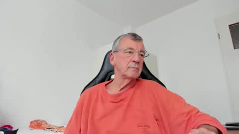 Snapshot of 200gentleman chatting on 10-29-25, 02:52 Henk online show from 10-29-25, 02:52