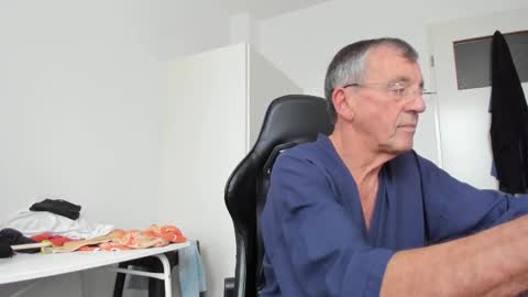 Snapshot of 200gentleman chatting on 11-01-25, 01:57 Henk online show from 11-01-25, 01:57