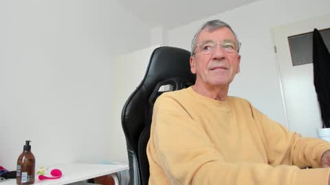 Snapshot of 200gentleman chatting on 11-03-25, 12:06 Henk online show from 11-03-25, 12:06