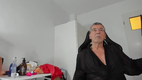 Snapshot of 200gentleman chatting on 11-05-25, 04:18 Henk online show from 11-05-25, 04:18