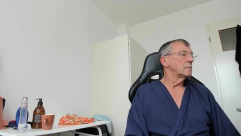 Snapshot of 200gentleman chatting on 11-06-25, 11:33 Henk online show from 11-06-25, 11:33