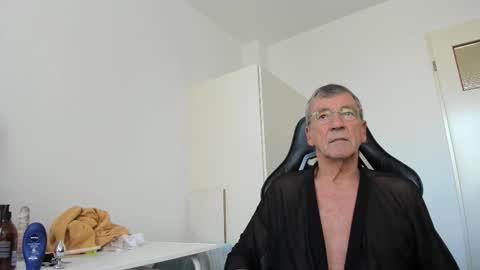 Snapshot of 200gentleman chatting on 11-11-25, 01:11 Henk online show from 11-11-25, 01:11