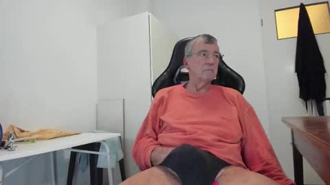 Snapshot of 200gentleman chatting on 11-13-25, 05:23 Henk online show from 11-13-25, 05:23