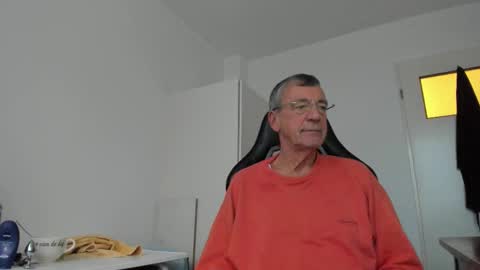 Snapshot of 200gentleman chatting on 11-14-25, 02:49 Henk online show from 11-14-25, 02:49