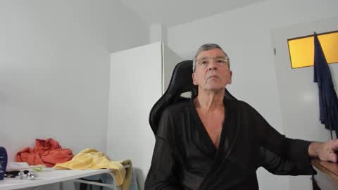 Snapshot of 200gentleman chatting on 11-16-25, 04:34 Henk online show from 11-16-25, 04:34