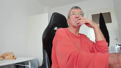 Snapshot of 200gentleman chatting on 11-17-25, 03:07 Henk online show from 11-17-25, 03:07