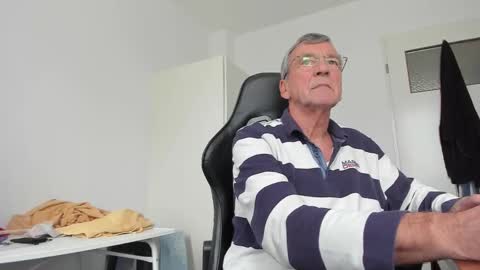 Snapshot of 200gentleman chatting on 11-20-25, 01:55 Henk online show from 11-20-25, 01:55