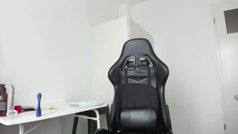 Snapshot of 200gentleman chatting on 11-23-25, 02:39 Henk online show from 11-23-25, 02:39