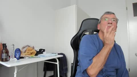 Snapshot of 200gentleman chatting on 11-25-25, 02:06 Henk online show from 11-25-25, 02:06