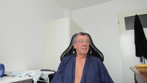 Snapshot of 200gentleman chatting on 11-26-25, 01:23 Henk online show from 11-26-25, 01:23