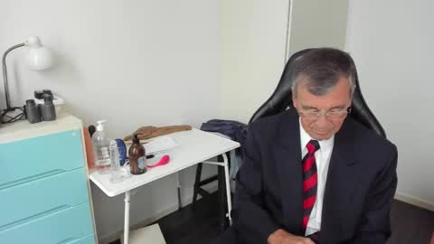 Snapshot of 200gentleman chatting on 11-28-25, 12:08 Henk online show from 11-28-25, 12:08