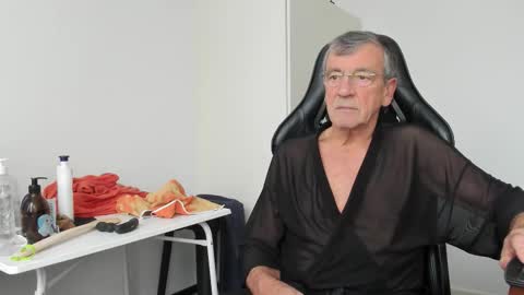 Snapshot of 200gentleman chatting on 12-02-25, 12:43 Henk online show from 12-02-25, 12:43