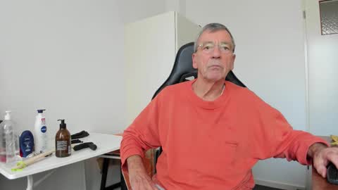 Snapshot of 200gentleman chatting on 12-04-25, 12:58 Henk online show from 12-04-25, 12:58