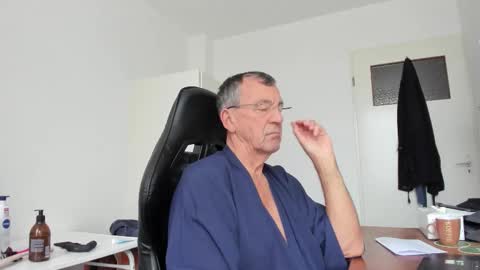 Snapshot of 200gentleman chatting on 12-05-25, 12:03 Henk online show from 12-05-25, 12:03