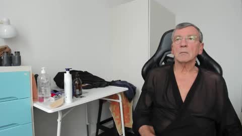 Snapshot of 200gentleman chatting on 12-14-25, 12:21 Henk online show from 12-14-25, 12:21